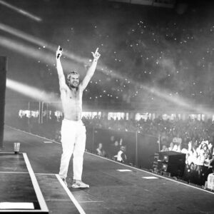 Siim Liivik Instagram - Märkä-Simo Last Dance. 

Viides kerta Olympiastadionilla riittää Märkä-Simolle. Kiitos ennenkaikkea @jvgfi mielettömästä keikasta ja koko yleisölle.
Ylpee broideista ❤️

Kiitos follaajille tuesta ja huikeista videoista mihin ootte tägäilly Märkä-Simoa. Rakkautta ja valoa kaikille ✨

#executive
#paasuukiietteisydänjäähdy #iamthehardestworkingmaninshowbusiness