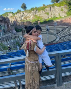 Sıla Şahin Instagram - Am Ende mache ich alles für Euch ❤️ zähle die Tage um Euch wieder in die Arme zu schließen . Schönstes Gefühl , wenn ich dich mal stolz machen kann mein Junge … 

#mamasbigboy #onelove #loveyou #bigson #theater #mamaherz #biggestlove
