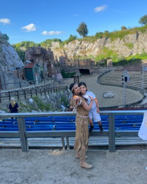 Sıla Şahin Instagram - Am Ende mache ich alles für Euch ❤️ zähle die Tage um Euch wieder in die Arme zu schließen . Schönstes Gefühl , wenn ich dich mal stolz machen kann mein Junge … 

#mamasbigboy #onelove #loveyou #bigson #theater #mamaherz #biggestlove