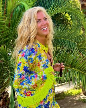Simge Selçuk Instagram - Happy July 🌴🌺🥰