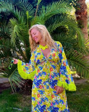 Simge Selçuk Instagram - Happy July 🌴🌺🥰