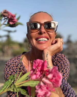 Simona Krainová Instagram - Je čas se rozloučit s Lanza❤️..jak se říká,něco končí a něco začíná..a proto se budu opakovat..Žijte svůj život‼️To je to, proč jste tady. Život nemá žádný začátek, nemá žádný konec. Život nikdy nekončí. Život neumírá. Život je ve všem kolem nás - ve věcech, v jídle, v přírodě, ve všem, na co jen pomyslíte, ve všem, co užíváte…A s timto vědomím bychom měli se vším i zacházet - vážit si života, vážit si všeho, co nám dává život,co nám pomáhá žít🌸Být víc ve spojení s přírodou a se sebou samými🙏A pamatujte si,že zakládat své pocity o vlastním životě na tvrzení druhých je hloupost... Možná se váš život podle někoho neshoduje s obecným ideálem, na tom ale vůbec nezáleží. Podstatné je jen to, co je důležité pro vás samotné, díky čemu zažijete větší radost, štěstí a klid v duši..Zbavte se proto i všech toxických lidí,vztahů,myšlenek..tím se totiž zbavíte okamžitě zbytečných stresů,konfliktů a upírů,co z vás donekonečna vysávají energii..Lidé vás totiž buď vysávají nebo inspiruji..Vybírejte moudře…☝️