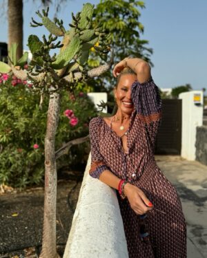 Simona Krainová Instagram - Je čas se rozloučit s Lanza❤️..jak se říká,něco končí a něco začíná..a proto se budu opakovat..Žijte svůj život‼️To je to, proč jste tady. Život nemá žádný začátek, nemá žádný konec. Život nikdy nekončí. Život neumírá. Život je ve všem kolem nás - ve věcech, v jídle, v přírodě, ve všem, na co jen pomyslíte, ve všem, co užíváte…A s timto vědomím bychom měli se vším i zacházet - vážit si života, vážit si všeho, co nám dává život,co nám pomáhá žít🌸Být víc ve spojení s přírodou a se sebou samými🙏A pamatujte si,že zakládat své pocity o vlastním životě na tvrzení druhých je hloupost... Možná se váš život podle někoho neshoduje s obecným ideálem, na tom ale vůbec nezáleží. Podstatné je jen to, co je důležité pro vás samotné, díky čemu zažijete větší radost, štěstí a klid v duši..Zbavte se proto i všech toxických lidí,vztahů,myšlenek..tím se totiž zbavíte okamžitě zbytečných stresů,konfliktů a upírů,co z vás donekonečna vysávají energii..Lidé vás totiž buď vysávají nebo inspiruji..Vybírejte moudře…☝️