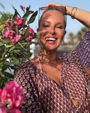 Simona Krainová Instagram - Je čas se rozloučit s Lanza❤️..jak se říká,něco končí a něco začíná..a proto se budu opakovat..Žijte svůj život‼️To je to, proč jste tady. Život nemá žádný začátek, nemá žádný konec. Život nikdy nekončí. Život neumírá. Život je ve všem kolem nás - ve věcech, v jídle, v přírodě, ve všem, na co jen pomyslíte, ve všem, co užíváte…A s timto vědomím bychom měli se vším i zacházet - vážit si života, vážit si všeho, co nám dává život,co nám pomáhá žít🌸Být víc ve spojení s přírodou a se sebou samými🙏A pamatujte si,že zakládat své pocity o vlastním životě na tvrzení druhých je hloupost... Možná se váš život podle někoho neshoduje s obecným ideálem, na tom ale vůbec nezáleží. Podstatné je jen to, co je důležité pro vás samotné, díky čemu zažijete větší radost, štěstí a klid v duši..Zbavte se proto i všech toxických lidí,vztahů,myšlenek..tím se totiž zbavíte okamžitě zbytečných stresů,konfliktů a upírů,co z vás donekonečna vysávají energii..Lidé vás totiž buď vysávají nebo inspiruji..Vybírejte moudře…☝️