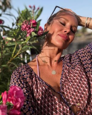 Simona Krainová Instagram - Je čas se rozloučit s Lanza❤️..jak se říká,něco končí a něco začíná..a proto se budu opakovat..Žijte svůj život‼️To je to, proč jste tady. Život nemá žádný začátek, nemá žádný konec. Život nikdy nekončí. Život neumírá. Život je ve všem kolem nás - ve věcech, v jídle, v přírodě, ve všem, na co jen pomyslíte, ve všem, co užíváte…A s timto vědomím bychom měli se vším i zacházet - vážit si života, vážit si všeho, co nám dává život,co nám pomáhá žít🌸Být víc ve spojení s přírodou a se sebou samými🙏A pamatujte si,že zakládat své pocity o vlastním životě na tvrzení druhých je hloupost... Možná se váš život podle někoho neshoduje s obecným ideálem, na tom ale vůbec nezáleží. Podstatné je jen to, co je důležité pro vás samotné, díky čemu zažijete větší radost, štěstí a klid v duši..Zbavte se proto i všech toxických lidí,vztahů,myšlenek..tím se totiž zbavíte okamžitě zbytečných stresů,konfliktů a upírů,co z vás donekonečna vysávají energii..Lidé vás totiž buď vysávají nebo inspiruji..Vybírejte moudře…☝️