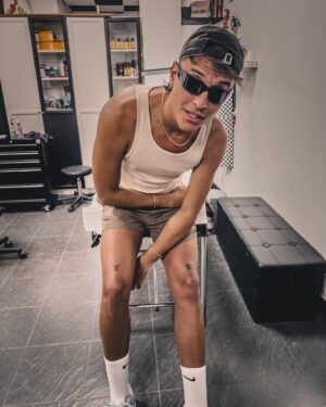Simone Paciello Instagram - Le ginocchia più tamarre dei quartieri spagnoli 🇪🇸