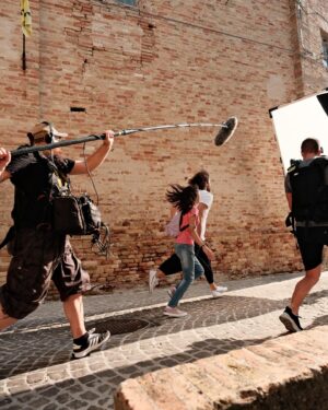 Simone Riccioni Instagram - 🎬 Attimi di film 📸

Alcuni momenti sono fatti per rimanere: oggi vi portiamo con noi nelle strade che hanno fatto da set per il nostro film.

Quali scene ed emozioni vi vengono in mente?

Neve, dal 7 Marzo al cinema 🍿