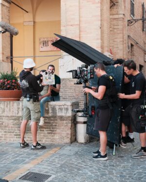 Simone Riccioni Instagram - 🎬 Attimi di film 📸

Alcuni momenti sono fatti per rimanere: oggi vi portiamo con noi nelle strade che hanno fatto da set per il nostro film.

Quali scene ed emozioni vi vengono in mente?

Neve, dal 7 Marzo al cinema 🍿