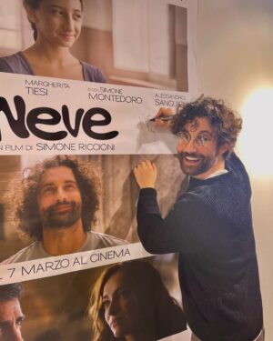 Simone Riccioni Instagram - E voi, avete già preso i biglietti per le anteprime❓❓❓
❤️❤️❤️ in che cinema andrete a vedere il film❓
#film #cinema #neveilfim #attore