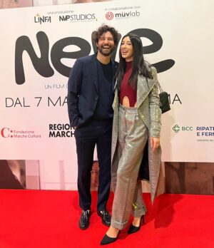 Simone Riccioni Instagram - Innamoratevi! Se non vi innamorate è tutto morto. Vi dovete innamorare e diventa tutto vivo, si muove tutto!
#love #tappetorosso #film #cinema #anteprima #roma #neve #neveilfilm