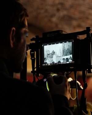 Simone Riccioni Instagram - Attimi di film 🎥 🎬 

Momenti che non si scordano mai, emozioni indelebili che in questi giorni sono alle stelle.

Neve è al cinema e ringraziamo tutti quelli che ci hanno supportato in questo viaggio e anche tutti quelli che lo faranno.

Vi sta piacendo il nostro film? ❤️

Ps: Neve è al cinema e nel link in bio trovi tutte le date con il cast in sala!