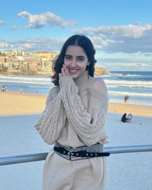 Simrat Kaur Instagram - Grateful for this beautiful life 🥹🧿♥️🌻