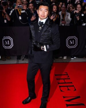 Simu Liu Instagram - when donatella asks you to go to the met…

grooming @melissa.dezarate
styling @jeanneyangstyle
suit and gloves @versace
brooch @tcgoutal
chains @jacobandco
watch @vacheronconstantin
courtesy of @gettyentertainment @metcostumeinstitute @voguemagazine