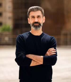 Sina Razani Instagram - .
من خوشحالم که خودم هستم
زیرا من شبیه تو نیستم
تو هم خوشحال باش که خودت هستی
چون اصلا شبیه من نیستی
برای همین است که ما  می توانیم با هم دوست باشیم
و چه خوب است دوستی دو تا آدم مثل ما
که اصلا شبیه هم نیستند
اما همدیگر را دوست دارند

.
.شل سیلور استاین
عکس از ایلیا جان انگشتری

.
.
.
.
.
.
#سینا_رازانی #سینارازانی #شعر #شل_سیلور_استاین #عشق #دوست #سفر #تابستان