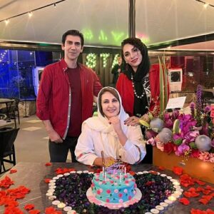 Sina Razani Instagram - .
زادروزتون فرخنده بانو گودرزی عزیز،سرتون سلامت و دلتون شاد

عکسها،یادگار شبی فراموش نشدنی در کنار عزیزترینها

#فاطمه_گودرزی #پویان_گنجی #دریا_مرادی_دشت #آوا_گنجی#صبا_اکبری #سینا_رازانی #سینارازانی #هنر #هنرمندان_ایرانی #بازیگر #بازیگر_ایرانی #تولد