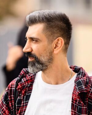 Sina Razani Instagram - .
اگر سخن میان من و تو پایان یافت
و راه های وصال قطع شدند
و جدا و غریبه گشتیم
از نو با من آشنا شو....

.
نزار قبانی
.
عکس از ایلیا انگشتری عزیز
.
.
.
.
.
.
#سینا_رازانی #سینارازانی #شعر #نزار_قباني #عکس
