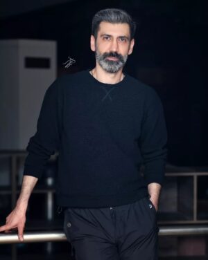 Sina Razani Instagram - .
دوش دیوانه شدم، عشق مرا دید و بگفت
آمدم ، نعره مزن ، جامه مدر ، هیچ مگو

گفتم ای عشق ، من از چیز دگر میترسم
گفت آن چیز دگر ، نیست دگر هیچ مگو

شعر،حضرت مولانا
عکس از رفیق هنرمندم سروش منوچهری

#هنر #هنرمند #هنرمندان_ایرانی #سینارازانی #سینا_رازانی #بازیگر #بازیگران_مرد #عکس #عکاسی
