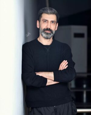 Sina Razani Instagram - .
دوش دیوانه شدم، عشق مرا دید و بگفت
آمدم ، نعره مزن ، جامه مدر ، هیچ مگو

گفتم ای عشق ، من از چیز دگر میترسم
گفت آن چیز دگر ، نیست دگر هیچ مگو

شعر،حضرت مولانا
عکس از رفیق هنرمندم سروش منوچهری

#هنر #هنرمند #هنرمندان_ایرانی #سینارازانی #سینا_رازانی #بازیگر #بازیگران_مرد #عکس #عکاسی
