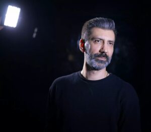 Sina Razani Instagram - .
چه سرنوشت غم انگیزی که کرم کوچک ابریشم
تمام عمر قفس می بافت ، ولی به فکر پریدن بود

حسین منزوی👌
عکس از نگاه رفیق هنرمندم،موچه
@mo.che 

.
.
.
.
.

#سینا_رازانی #سینارازانی #حسین_منزوی #شعر #عکس #نور #تئاتر #بازیگر #بازیگراان_ایرانی #زندگی #هنر #هنرمندان_ایرانی #بازبگران_مرد #رفیق