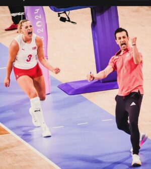 Sinan Tuzcu Instagram - “Buz da olsan erime ! “ 🇹🇷👏👏👏👏👏🇹🇷 #paris2024 #yarıfinal #womanvolleyball #semfinal