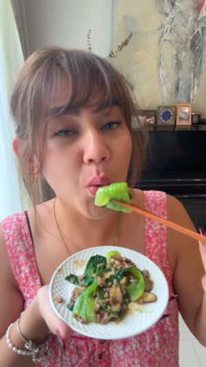 Sissy Prescillia Instagram - ✨Pokcoy Daging Siram✨

Pokcoy 
Bawang putih
Daging giling
Saus tiram 
Minyak wijen
Jamur shitake
Maizena
Gula
Lada
Kaldu jamur
Air secukupnya

#MamaSissy #MomDaily #masak #Menu #recipe #Simple #fun #info #Cook #recook #food #menuviral #Reels  #sederhana #Kuliner #nusantara #kreasi #Indonesia #Instagood #Instafood