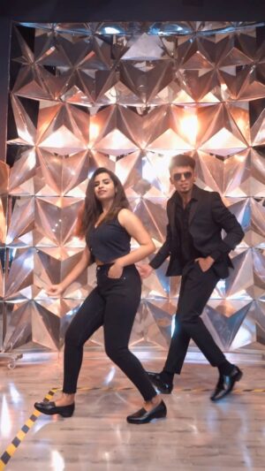 Sivaangi Krishnakumar Instagram - Tauba Tauba 🫣 first dance with my udan pirappu♥️
VC @thiru._.official
Editted @kr__studios_