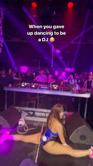 Skylar Roberge Instagram - My poor brother has to record me doing all this crazy shit 😂😭😂😭

Big thanks to @lektrique for having me a part of this amazingggg show 💖🙏🏼💖 
Thank you to everyone who pulled up last night, I love you guys so muchhh 🫶💕

#dva #overwatch #iluvdemstrippers #2chainz #dubstep #cosplay #edm #dancerproblems #splits