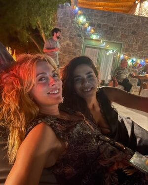 Smaragda Karydi Instagram - Σας ευχαριστώ όλους για τις ευχές σας για χθες🎂
Τα κεριά είναι πολλά και τ’αγαπάω όλα 
Θα ήθελα άλλα τόσα. 
Μακάρι 
Να μας έχει ο Θεός γερούς 
#birthday