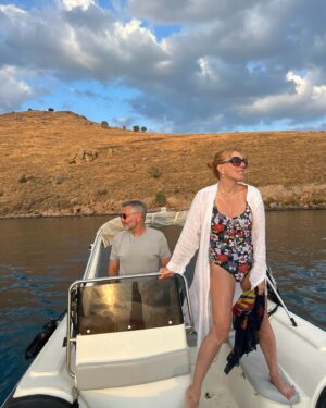 Smaragda Karydi Instagram - Παπαγαλάκια σε μικρούτσικη κρουαζιέρα με βάρκα 

@atheridis_thodoris_official 🦜