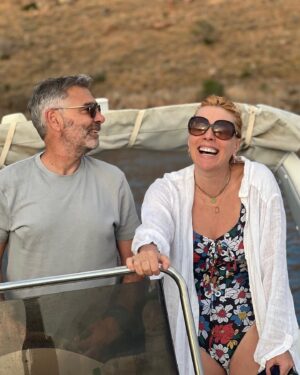 Smaragda Karydi Instagram - Παπαγαλάκια σε μικρούτσικη κρουαζιέρα με βάρκα 

@atheridis_thodoris_official 🦜
