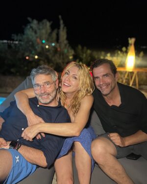 Smaragda Karydi Instagram - Σας ευχαριστώ όλους για τις ευχές σας για χθες🎂
Τα κεριά είναι πολλά και τ’αγαπάω όλα 
Θα ήθελα άλλα τόσα. 
Μακάρι 
Να μας έχει ο Θεός γερούς 
#birthday