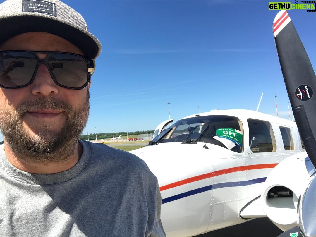 Smudo - 2.3K Likes - Ich flieg gleich aus Hamburg nach Ulm(o) und @Astro_Alex zur ISS. Er startet nach mir und kommt vor mit an. Der süsse Unterschied zwischen 400 und 20.000.000 PS