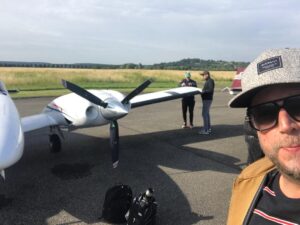 Smudo Instagram - Abflug Saarbrücken. Doku-Team dengelt noch ne Kamera auf den Flügel
