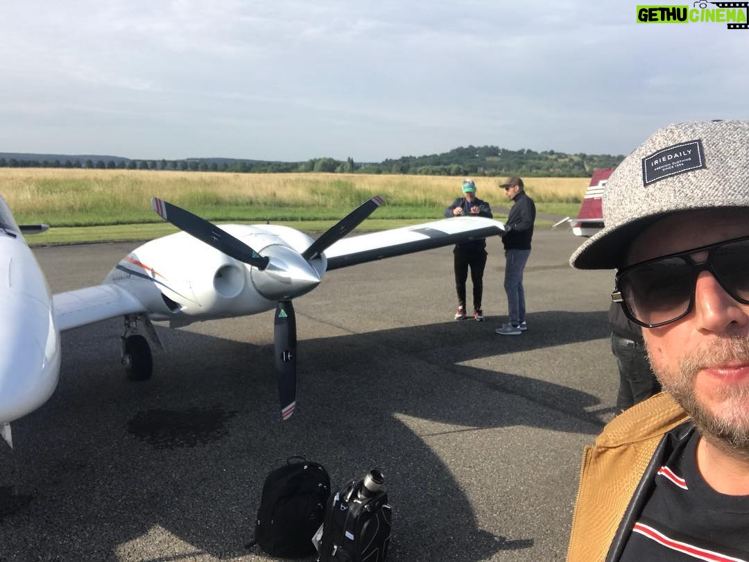 Smudo - 2.1K Likes - Abflug Saarbrücken. Doku-Team dengelt noch ne Kamera auf den Flügel