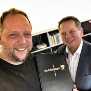 Smudo Instagram - Eintrag ins Goldene Buch meiner Heimatstadt. Zu Gascht beim Gerlinger Bürgermeischter Georg Brenner. Vielen Dank. #wobleibtstuttgart https://www.gerlingen.de/,Lde/start/Stadtinfo/smudo zuhause in gerlingen.html