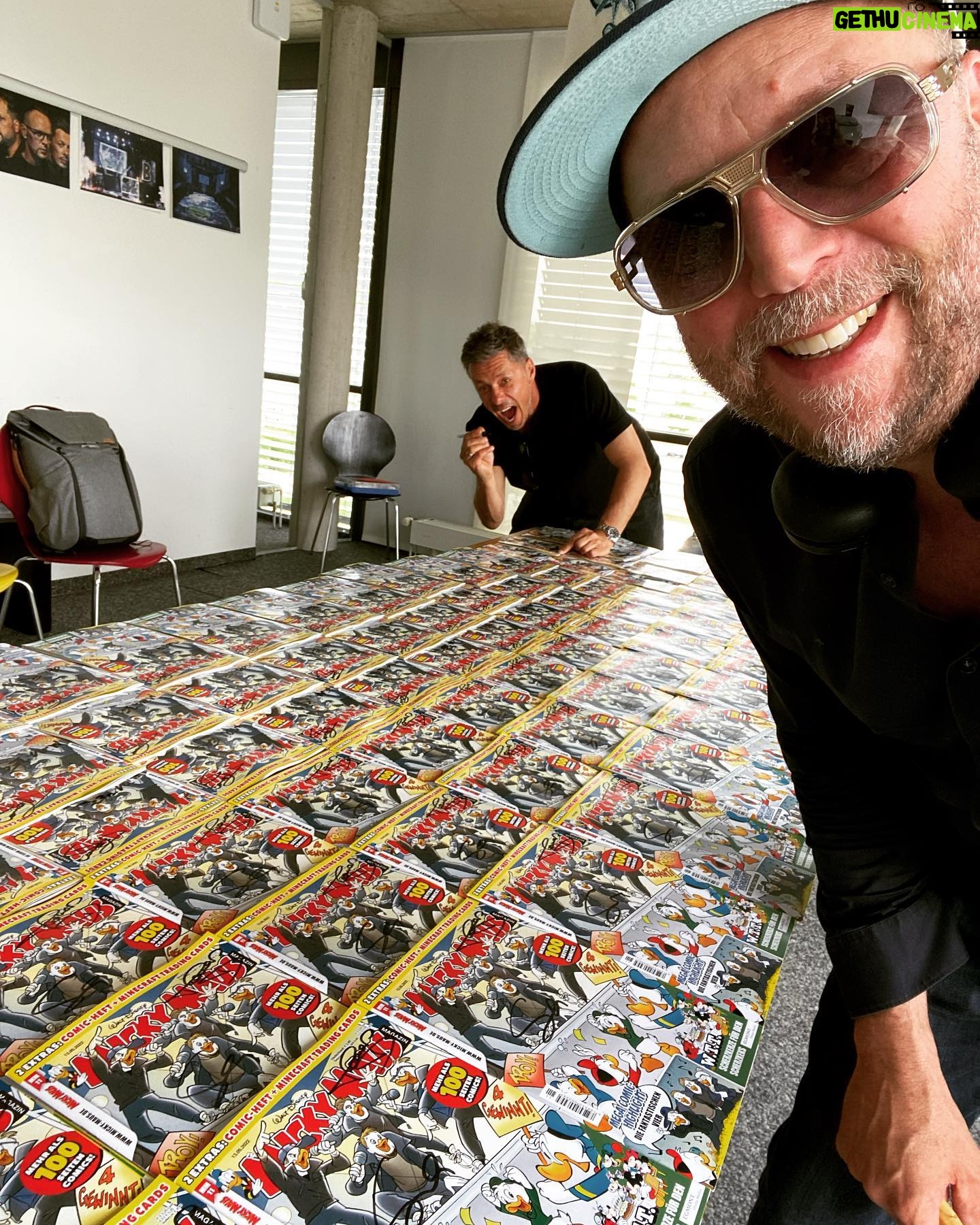 Smudo - 3.1K Likes - Micky Maus signieren. #fürimmer30jahrelive @diefantastischenvier_official