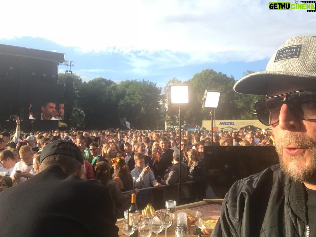 Smudo - 2.3K Likes - Public Viewing auf dem eigenen Konzert. Auf Gehts - 