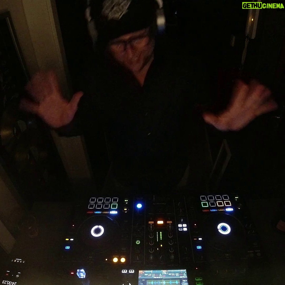 Smudo - 1.5K Likes - Hier mein Virtual Baltic Soul Weekender Set US Oldschool Rap von FB- und InstaLive als Mixcloud. Hoch die Hände. https://www.mixcloud.com/michael-smudo-schmidt/uploading-chez-le-smou-baltic-soulweekender-2020-corona-outreach-us-oldschool-rap/