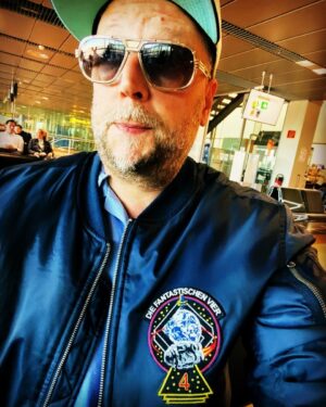 Smudo Instagram - Unterwegs zu den Live-Proben. Wundere mich warum ich am Flughafen so hart erkannt werde. Merke dann: Habe in der Eile versehentlich Fanta-Jacke umgeworfen. #f4live