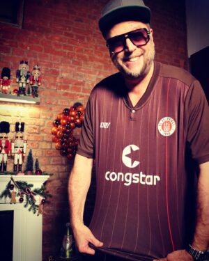 Smudo Instagram - Grüsse aus Stuttgart (alte Heimat) nach Pauli (neue Heimat) - Das neue Trikot ist komplett(!) nachhaltig. #joinDIIY #fcsp #DIIY