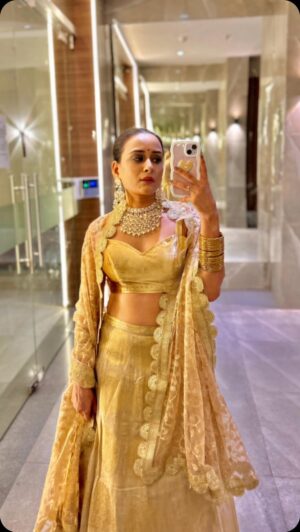 Sneha Jain Instagram - उसने (दिमाग) कहा तुम इतनी खुबसूरत कब से लगने लगी 
मैंने (रूह) कहा हमेशा से थी पर तुम्हें अब लगने लगी….
. -Sneha jain ♡