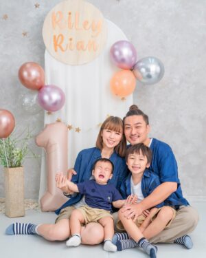 Snow Suen Instagram - Family🪴👫🏻👬🏼☀️🌻💝
家庭是我最大的原動力🫶🏻
Photo and Deco by @fairy_tale_studiohk 
Hair by @easfu @admixhairstyling 
Styling by Edwin😂
