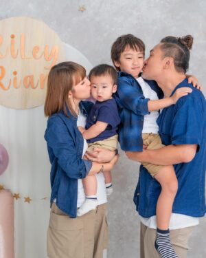 Snow Suen Instagram - Family🪴👫🏻👬🏼☀️🌻💝
家庭是我最大的原動力🫶🏻
Photo and Deco by @fairy_tale_studiohk 
Hair by @easfu @admixhairstyling 
Styling by Edwin😂