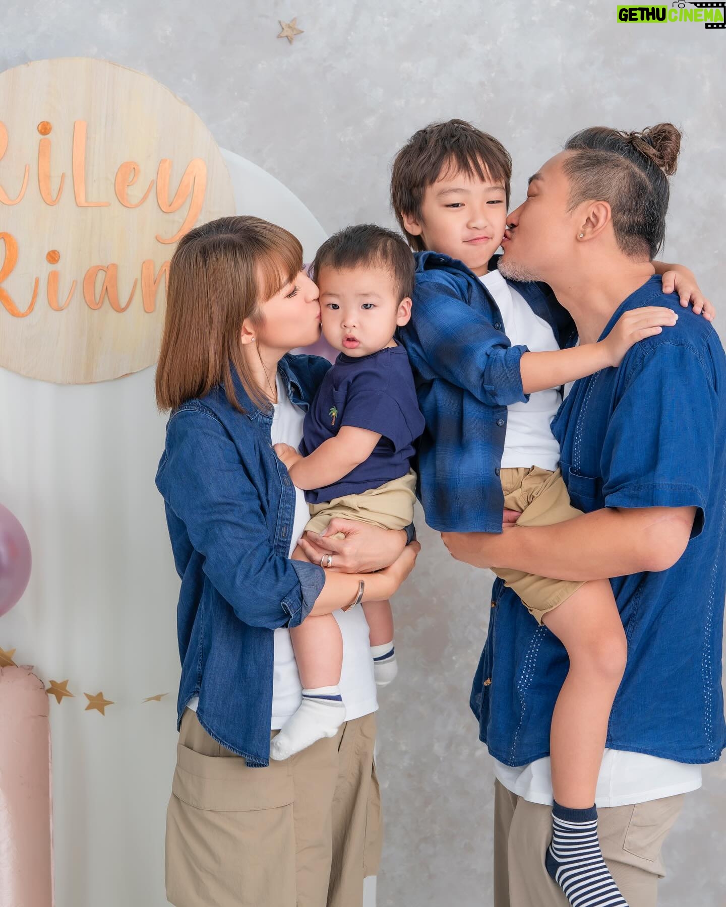 Snow Suen - 2.9K Likes - Family🪴👫🏻👬🏼☀️🌻💝
家庭是我最大的原動力🫶🏻
Photo and Deco by @fairy_tale_studiohk
Hair by @easfu @admixhairstyling
Styling by Edwin😂