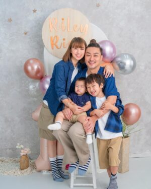 Snow Suen Instagram - Family🪴👫🏻👬🏼☀️🌻💝
家庭是我最大的原動力🫶🏻
Photo and Deco by @fairy_tale_studiohk 
Hair by @easfu @admixhairstyling 
Styling by Edwin😂