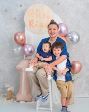 Snow Suen Instagram - Family🪴👫🏻👬🏼☀️🌻💝
家庭是我最大的原動力🫶🏻
Photo and Deco by @fairy_tale_studiohk 
Hair by @easfu @admixhairstyling 
Styling by Edwin😂