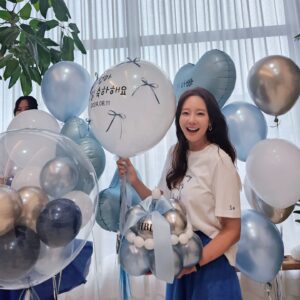 So Yoo-jin Instagram - 2024. 08.11
생일날 ♡

이번엔 남편이 나 몰래 며칠전에
애들한테 엄마에게 편지쓰라고 하고 
꽂집에 보내줘서 아이들편지와 함께 꽃다발이 옴^^
아침부터 감동...♡ 
(그래서 여보편지는 없다는거지..? ㅡㅡㅋ)
 (3번째 영상)