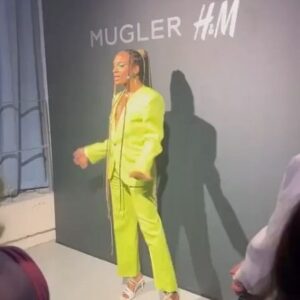 Soa De Muse Instagram - @muglerofficial x @hm 

Merci à @thomasdekkers & @cadwallader  pour l'invitation  et surtout cette tenue de malade 💚✨... ainsi qu'à mon bras droit de la vie @paullevrez

Bitch i feel presidential , i feel democratic 🤣

C'est pas mal cette couleur nan ? 

comme disait @paloma_hugobardin on est là pour "gâter le coin "🤣

Aurevoirannnnnn

#muglerhm #dragracefrance #bitchdoyouseeme #gatélecoin #muse