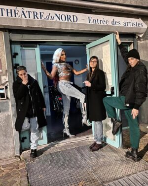 Soa De Muse Instagram - Virginie je n’ai pas de mot pour exprimer ma reconnaissance et mon amour pour toi... Vraiment darling ! Its just the beginning ❤️

C’était WOKE au @theatredunordlille ! 

Mise en scène : Virginie Despentes 

Texte : Julien Delmaire, Virginie Despentes, Anne Pauly (@elleenfiledesperles), Paul B. Preciado

Avec @andres.sasha, @casey___anfalsh, @matagabin, @sorayagarlenq, @itsfelixmaritaud, 
@mascaremascare, @soa_de_muse, @clara__ponsot

Et les élèves de l’ @ecoledunord_lille : @clmnt_bigot, @ambre_g_c, @miyapechillon, @samchemoul
Scénographie @bobeedavid, @leajezequelsceno 

Assistanat à la mise en scène Fatima Ben Bassal
Lumières Stéphane Babi Aubert
Son Jean-Noël Françoise
Décor Les ateliers du Théâtre du Nord