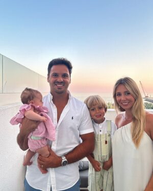 Sofia Arruda Instagram - Summer Party Vilamoura com direito a beijos da mãe com batom (aquele clássico 😅) e birras da mais nova só porque sim 🤷🏼‍♀️ mas estão 30 graus e festa está linda 💃🏼🕺🏼 

@tivolimarinavilamoura